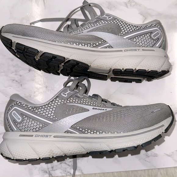 Brooks women’s Athletic Gray Ghost Sneakers size 8 - Picture 8 of 9